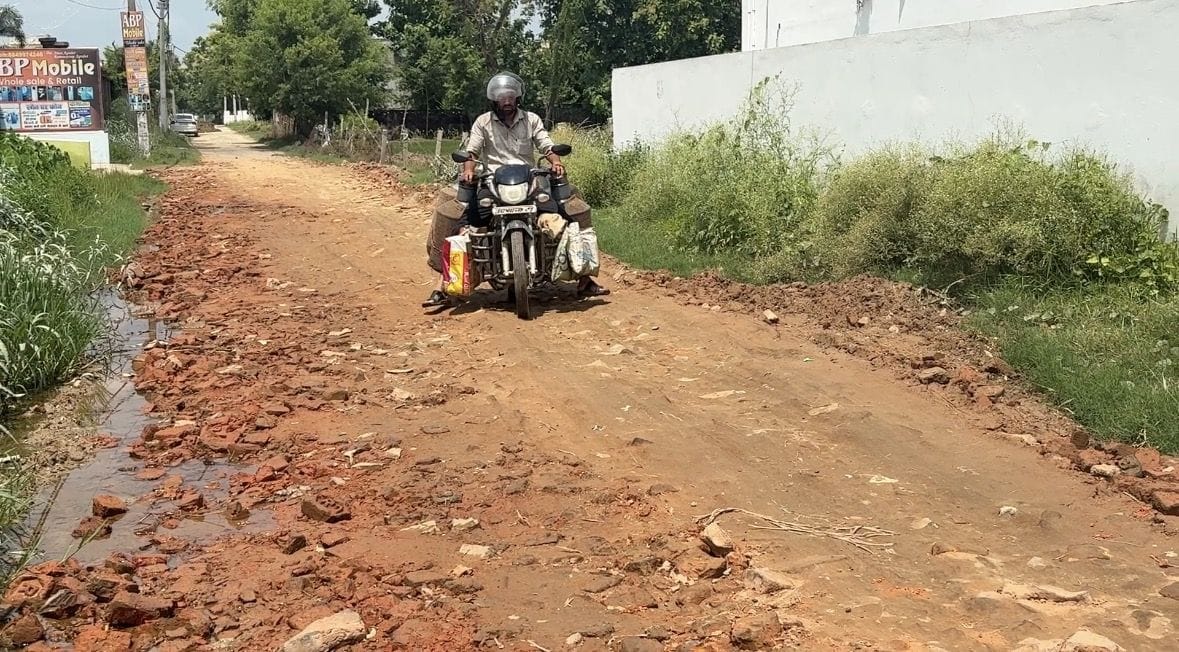 शहर के हेडगेवार नगर की जर्जर सड़क। संवाद