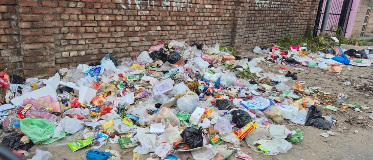 Piles of 350 tonnes of garbage accumulate in the city on the sixth day of the sanitation workers' strike.