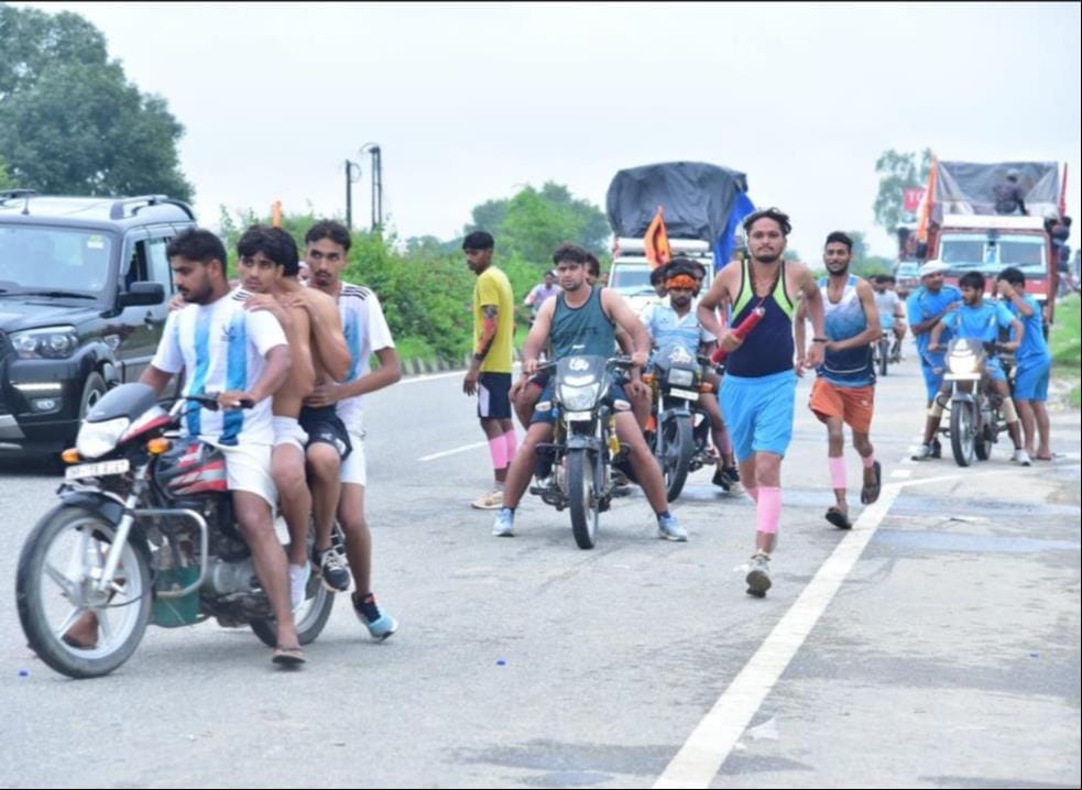 शहर के तहसील के पास से जाते डाक कांवड़िया। संवाद