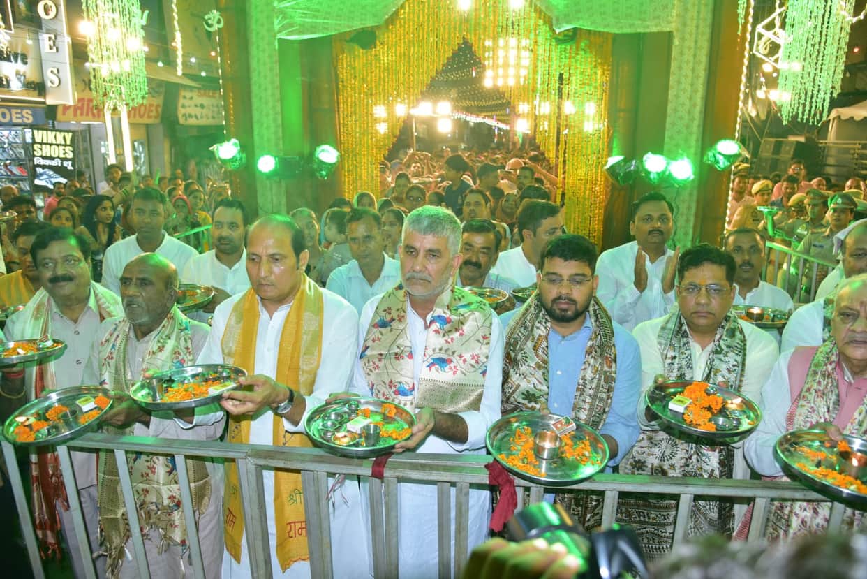Chants of 'Har-Har Mahadev' echoed at Shiv Chowk; a massive crowd of devotees gathered for the Maha Aarti.