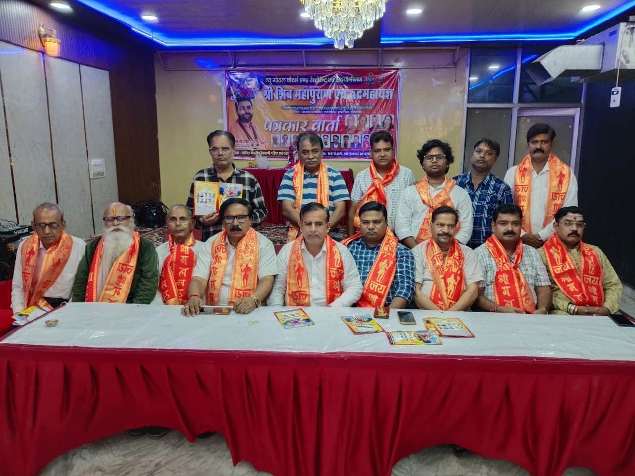 शिवपुराण कथा की जानकारी देते देववाणी परिषद के पदाधिकारी। संवाद