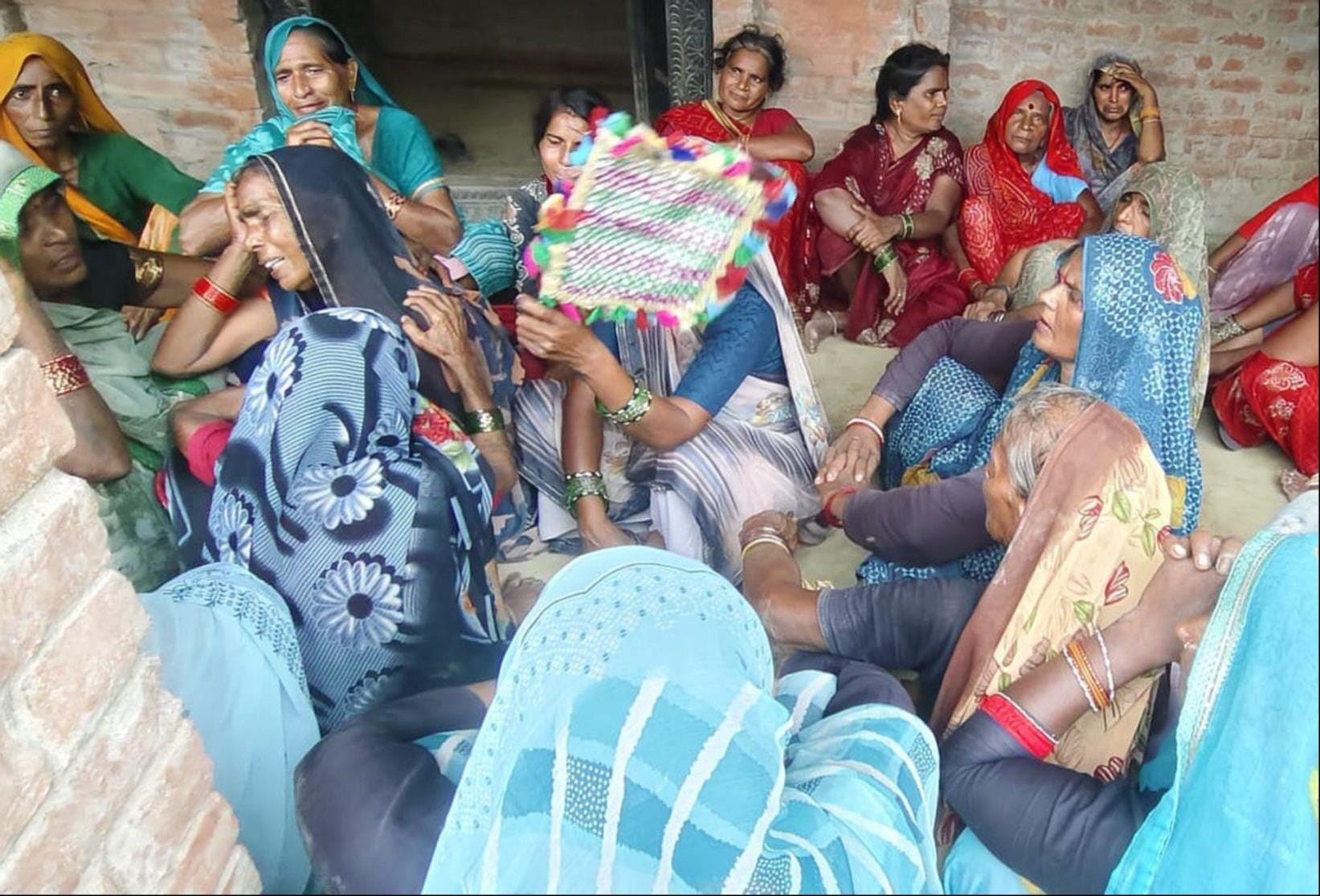 शिवरतनगंज के दांदूपुर गांव में मृतक के गमगीन परिजन। स्रोत: ग्रामीण