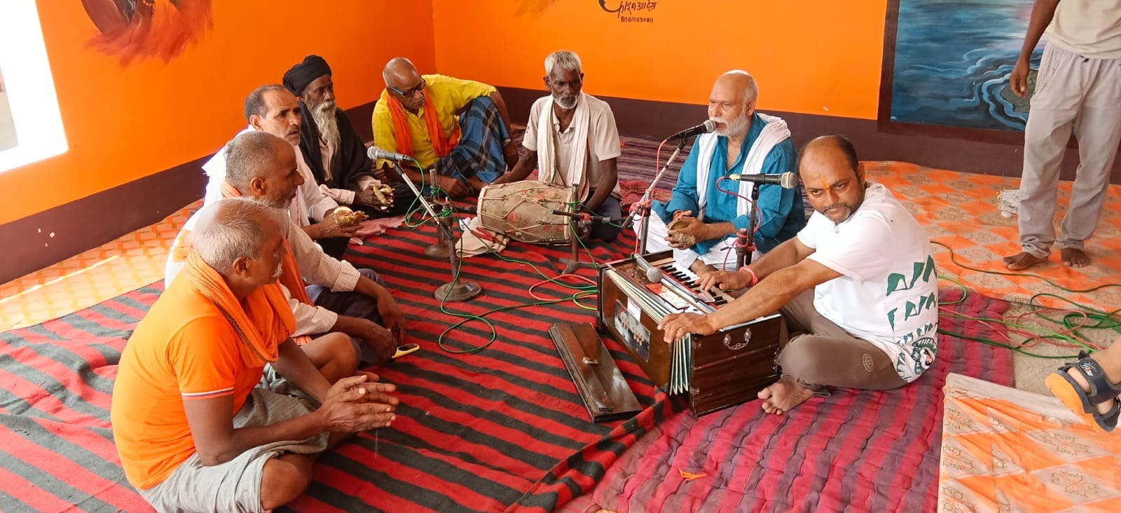 टीबी रोड स्थित कोल्हूबीर बाबा मंदिर में भजन-कीर्तन करते लोग-संवाद