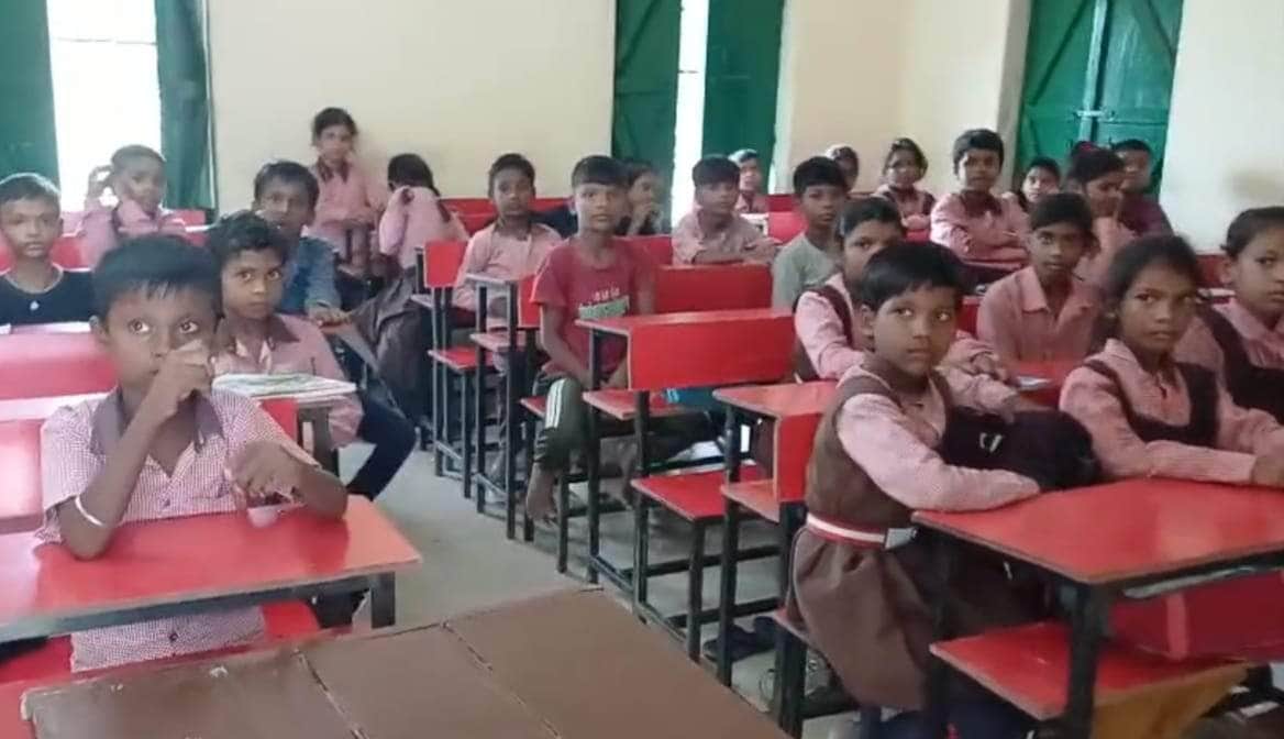 टांडाकला के सोनबरसा प्राथमिक विद्यालय में एक ही कक्षा में पढ़ते कक्षा चौथी और पांचवी के बच्चे। 