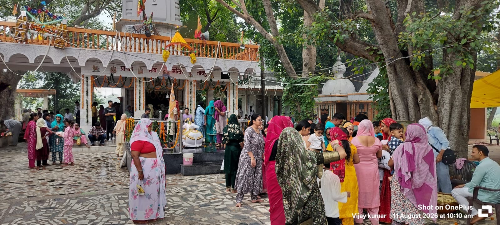 तावडू नगर के एक मंदिर पर शिवरात्रि पूजा अर्चना के दौरान एकत्रित शिव भक्त।