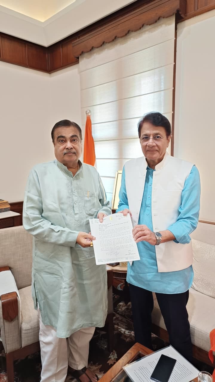 Demand for construction of a service road near Dhanaura on the Hapur Bypass.
