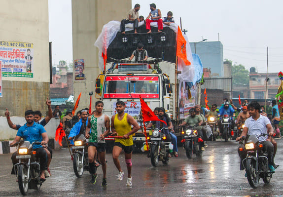 दिल्ली मेरठ रोड पर डाक कांवड़ लेकर आते शिवभक्त। संवाद