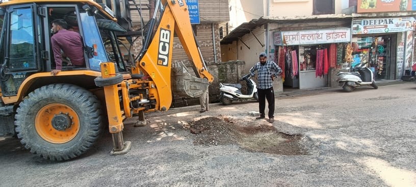 दौलतपुर चौक में चल रहा सड़क मार्ग का मरम्मत कार्य। संवाद