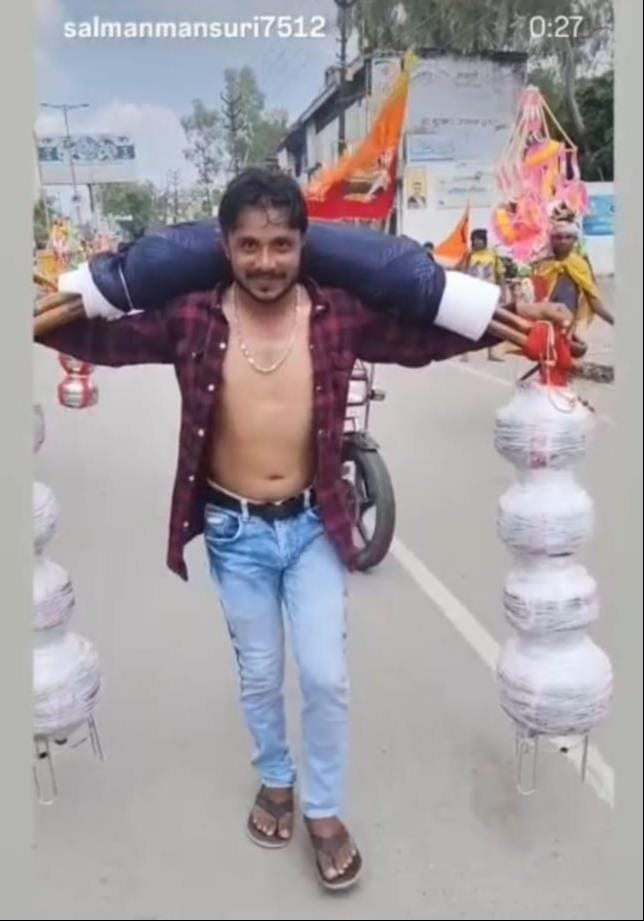 थानाभवन में जल लेकर पहुंचा मुस्लिम युवक सलमान। सोशल मीडिया