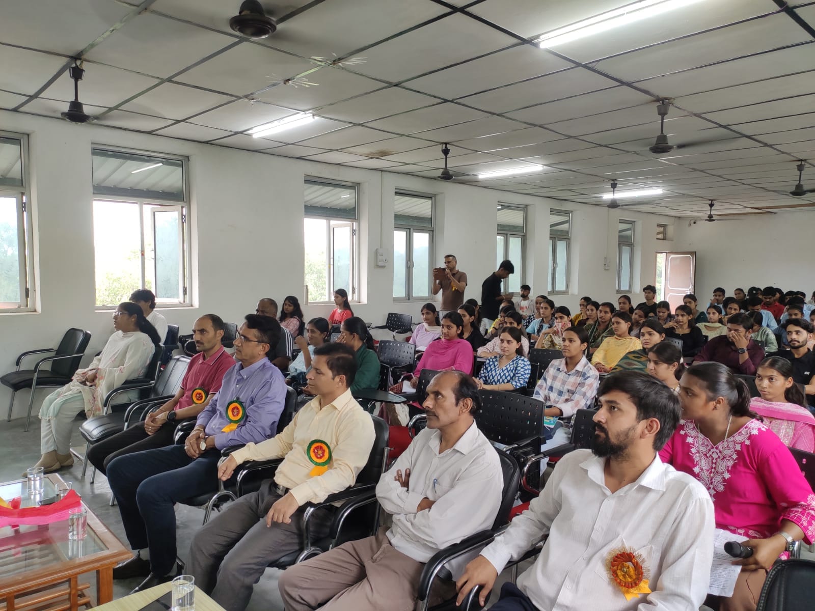 धनेटा कॉलेज में कंप्यूटर कौशल एवं ई-संसाधन कार्यशाला के शुभारंभ पर उपस्थित अध्यापक व विद्यार्
