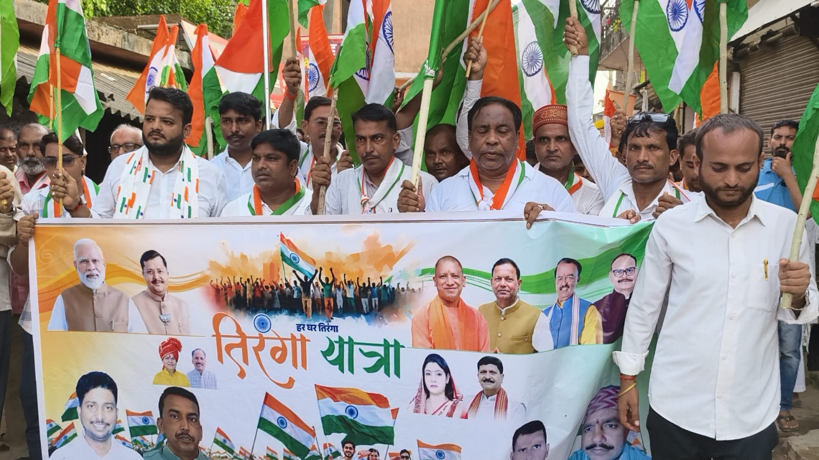 धर्मसिंहवा में तिरंगा यात्रा निकालते भाजपा कार्यकर्ता। संवाद