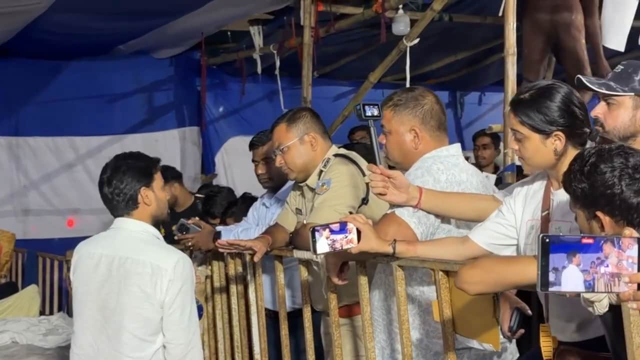 धरना स्थल पर जिला प्रशासन की टीम