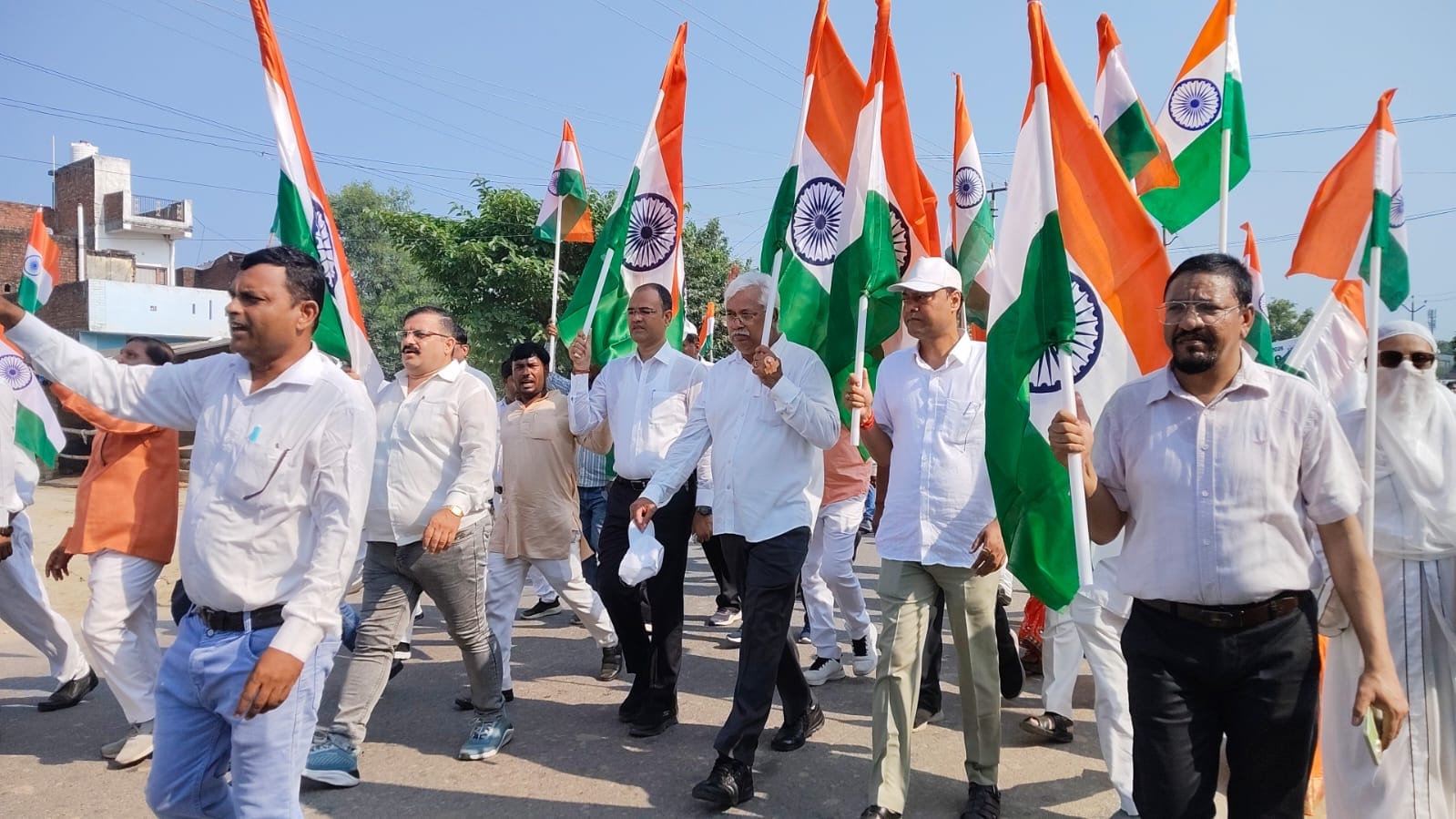 विकास भवन से निकाली गई तिरंगा यात्रा में शामिल सीडीओ व अन्य लोग। स्रोत-सूचना विभाग