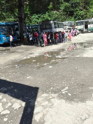 वर्कशॉप में बस के चलने का इंतजार करते यात्री : संवाद