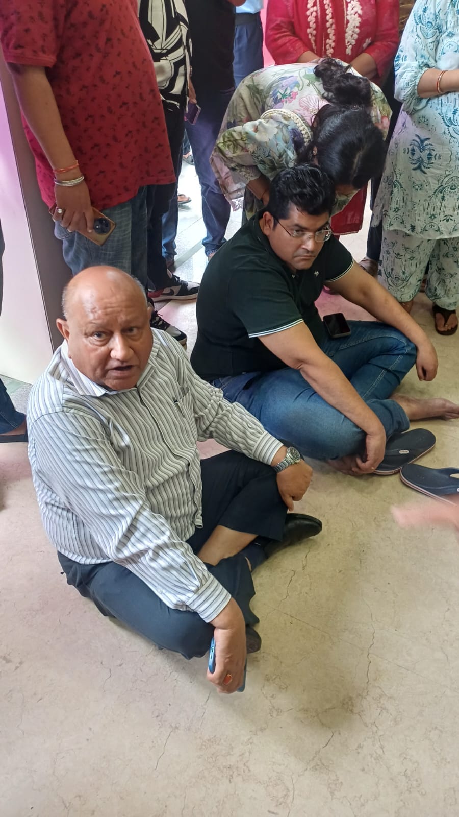 यशोदा अस्पताल में हड़ताल पर बैठे परिजन। संवाद
