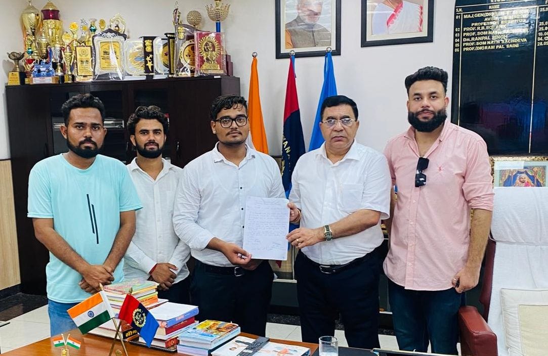 13जेएनडी10: सीआरएसयू में किसान छात्र संगठन के सदस्य कुलपति को ज्ञापन सौंपते हुए। स्रोत: संगठन