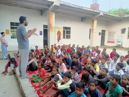 13jjrp20- राजपूत धर्मशाला में आयोजित कार्यक्रम में बच्चों को संबोधित करते संचालक पंकज मलिक। स्