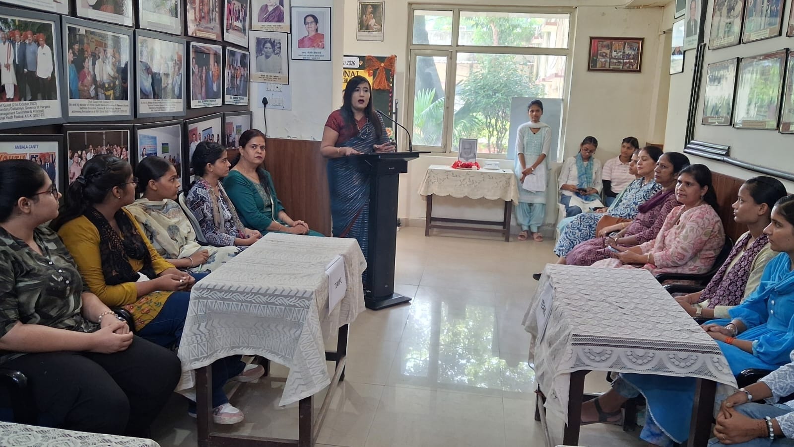 अंबाला छावनी के आर्य कॉलेज में कार्यक्रम के दौरान मौजूद प्राचार्य व छात्राएं। प्रवक्ता