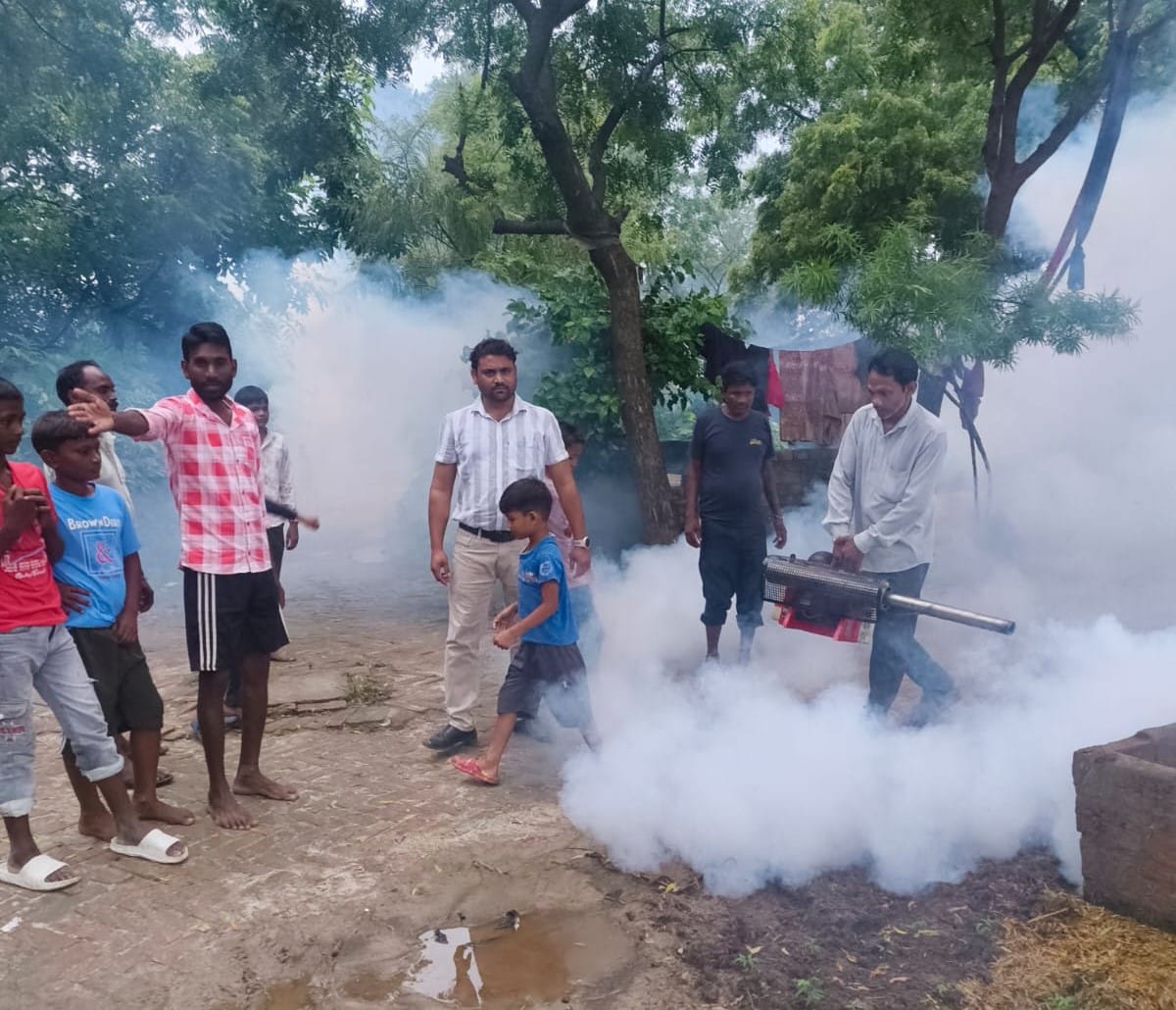 अकबरपुर के नैली गांव में मलेरिया केस आने के बाद गांव में फांगिंग कराते मलेरिया इंस्पेक्टर अफसार