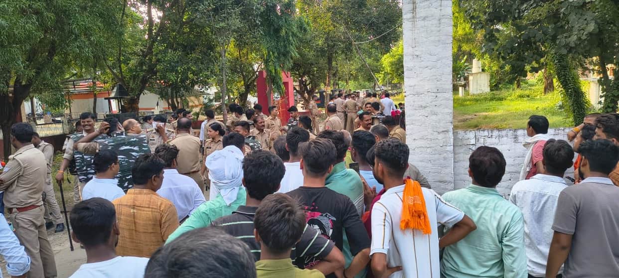 Villagers gheraoed the Akhandnagar police station in protest against the attack on the SSO