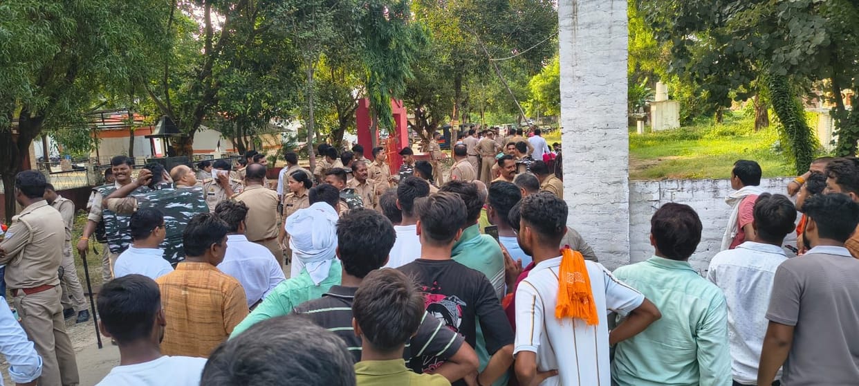 Villagers gheraoed the Akhandnagar police station in protest against the attack on the SSO