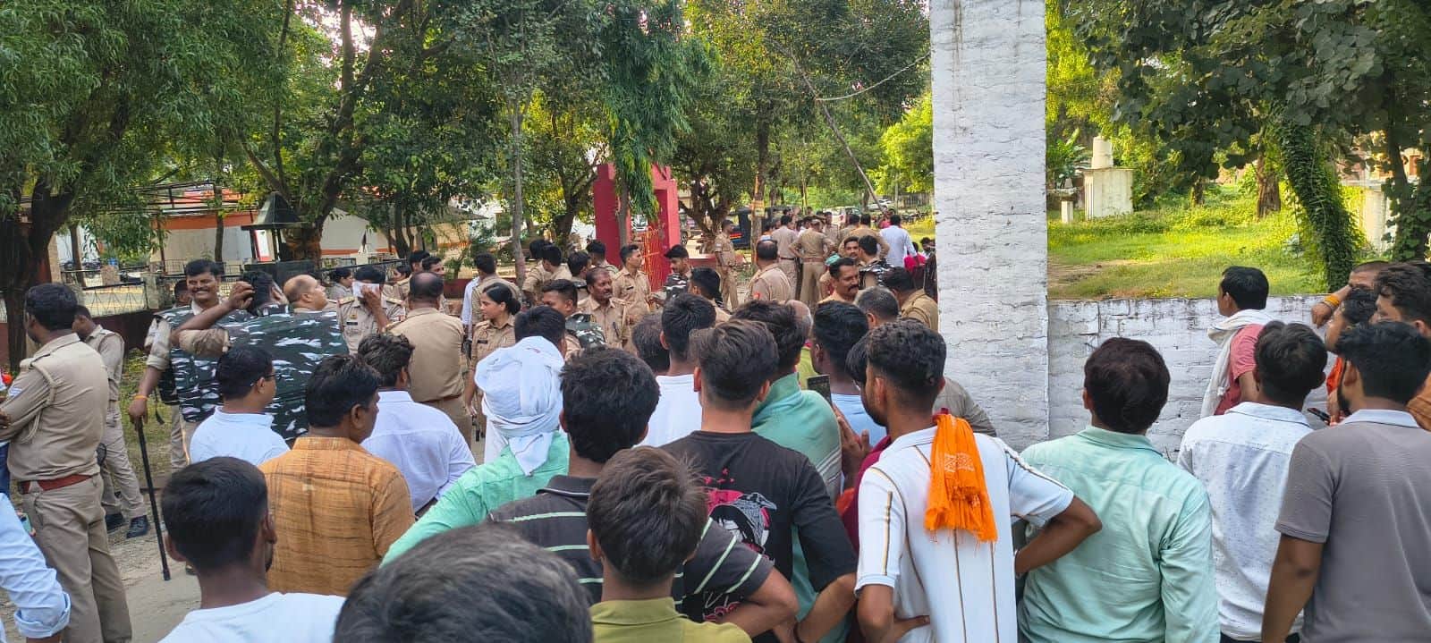 अखंडनगर थाने के बाहर खड़े ग्रामीण। स्रोत-ग्रामीण