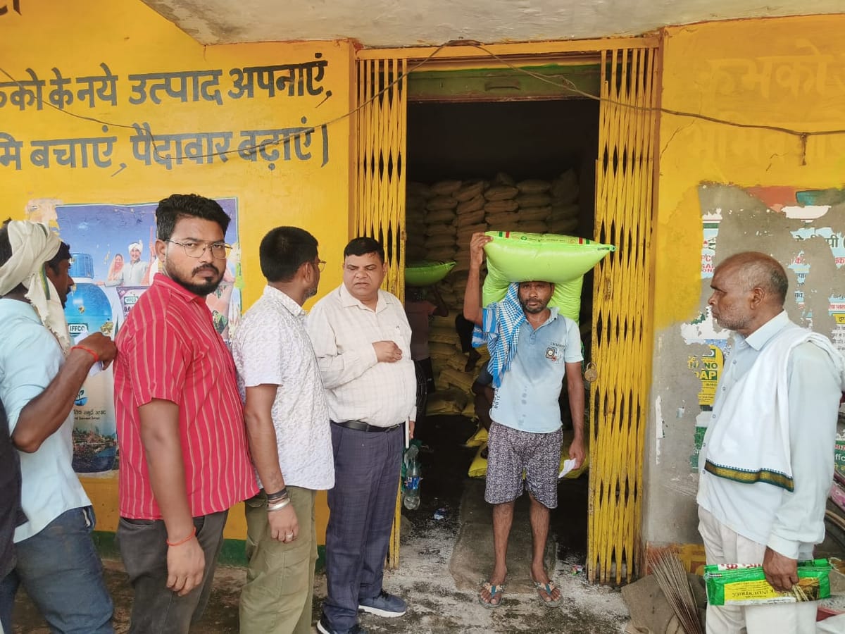 Etah News: उर्वरक की कालाबाजारी पर कृषि विभाग की सख्ती, प्रतिष्ठानों पर कार्रवाई