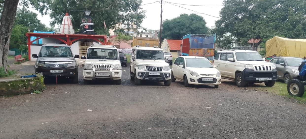 The gambling was going on in the light of battery-LED, the police raided news in hindi