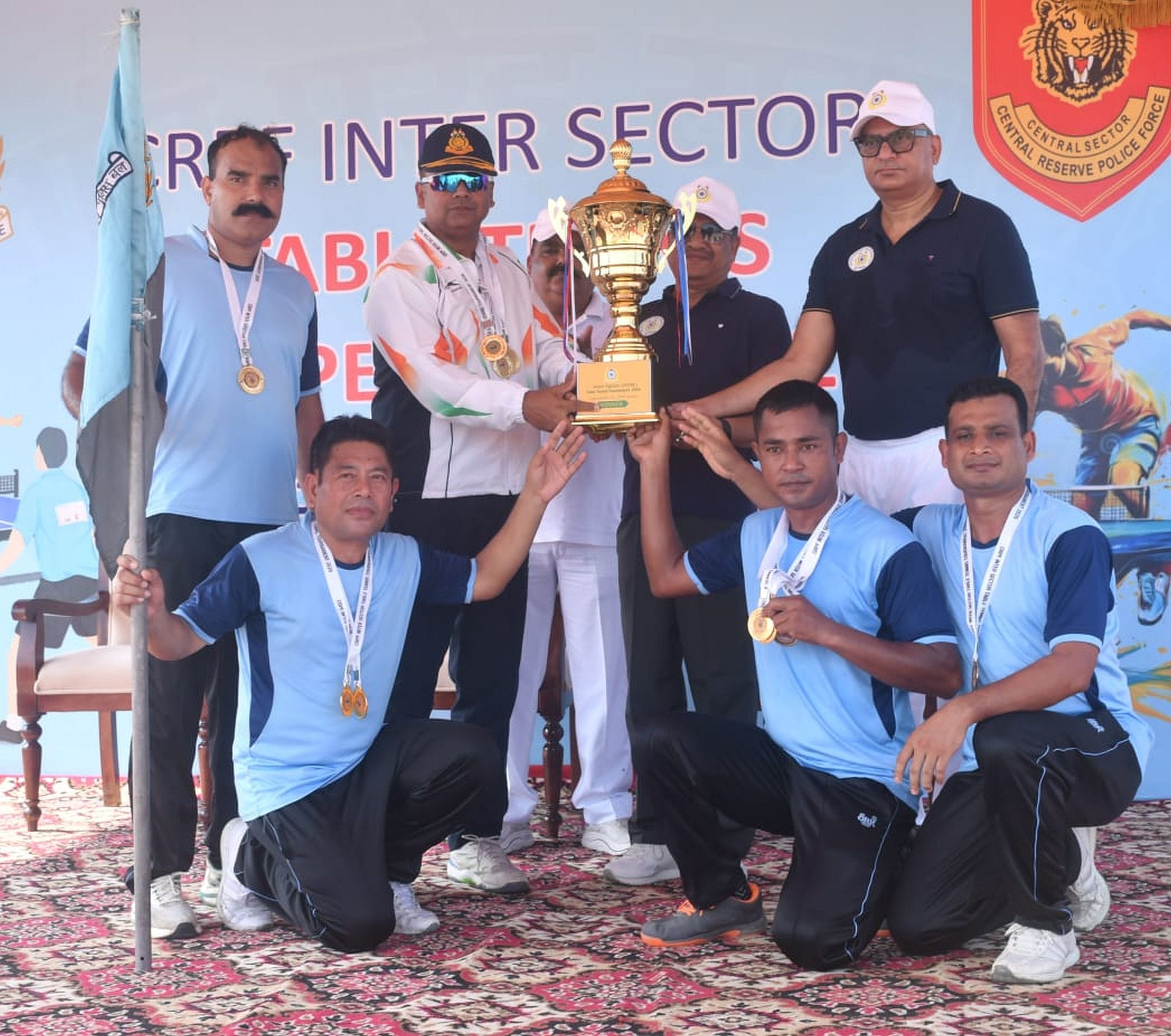 अमेठी के सीआरपीएफ केंद्र में आयोजित प्रतियोगिता के दौरान विजेता खिलाड़ियों को पुरस्कार देते अत