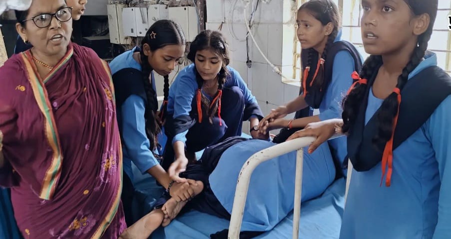 अस्पताल में इलाजरत छात्राएं