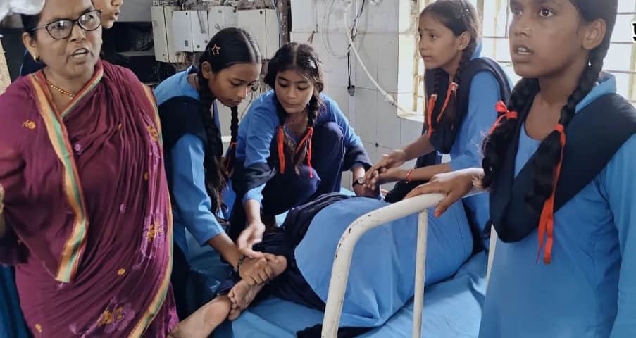 30 girl students fell ill during the Tiranga Yatra, 15 are in critical condition.