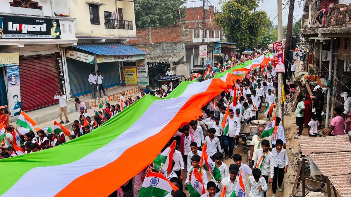 Azamgarh News: तिरंगा यात्राओं से गूंजा आजमगढ़, जगह-जगह उमड़ा राष्ट्रप्रेम का सैलाब