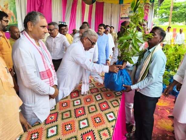 बभनी क्षेत्र में किसानों को फलदार पौधा वितरण करते हुए सह सरकार्यवाह डा कृष्ण गोपाल व अन्य। संवा