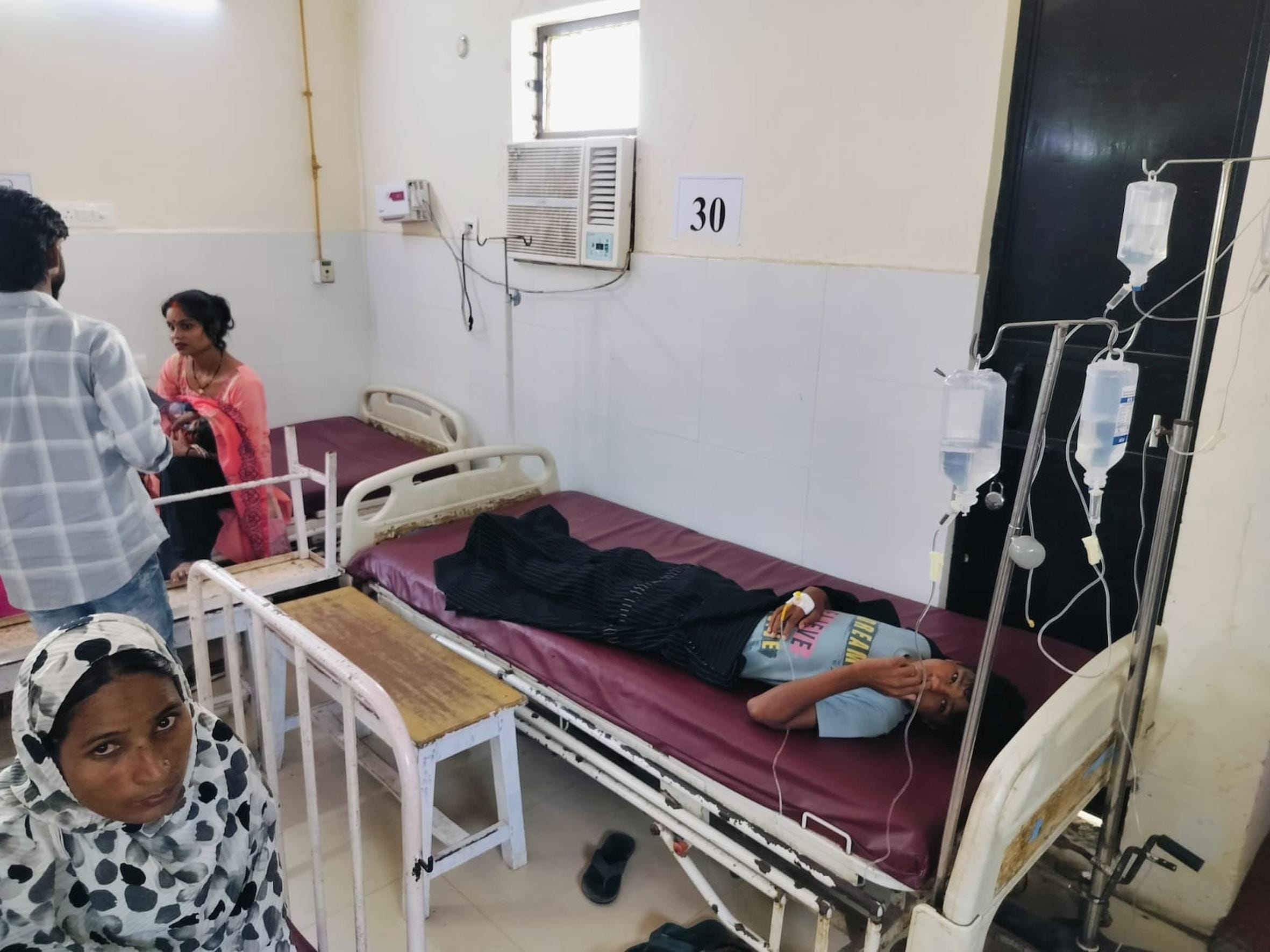 बहराइच मेडिकल कॉलेज के बाल रोग विभाग में भर्ती बच्चे।