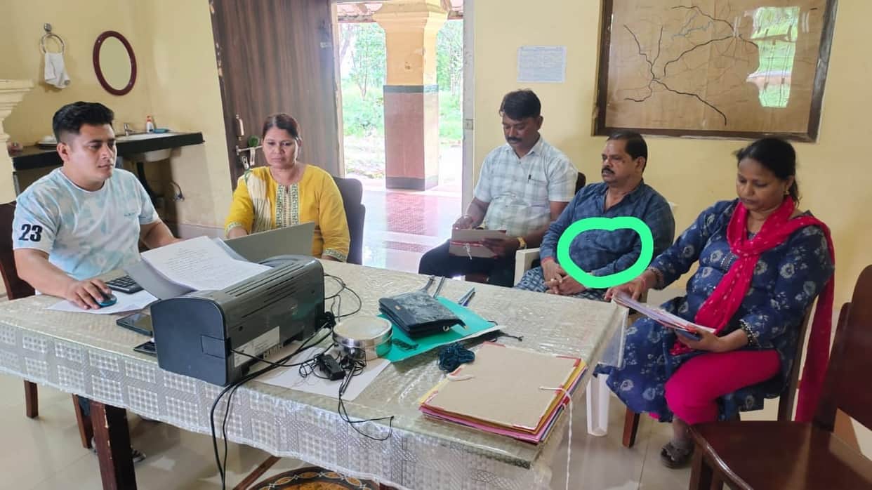 The Lokayukta caught a clerk red-handed while accepting a bribe from a subordinate employee