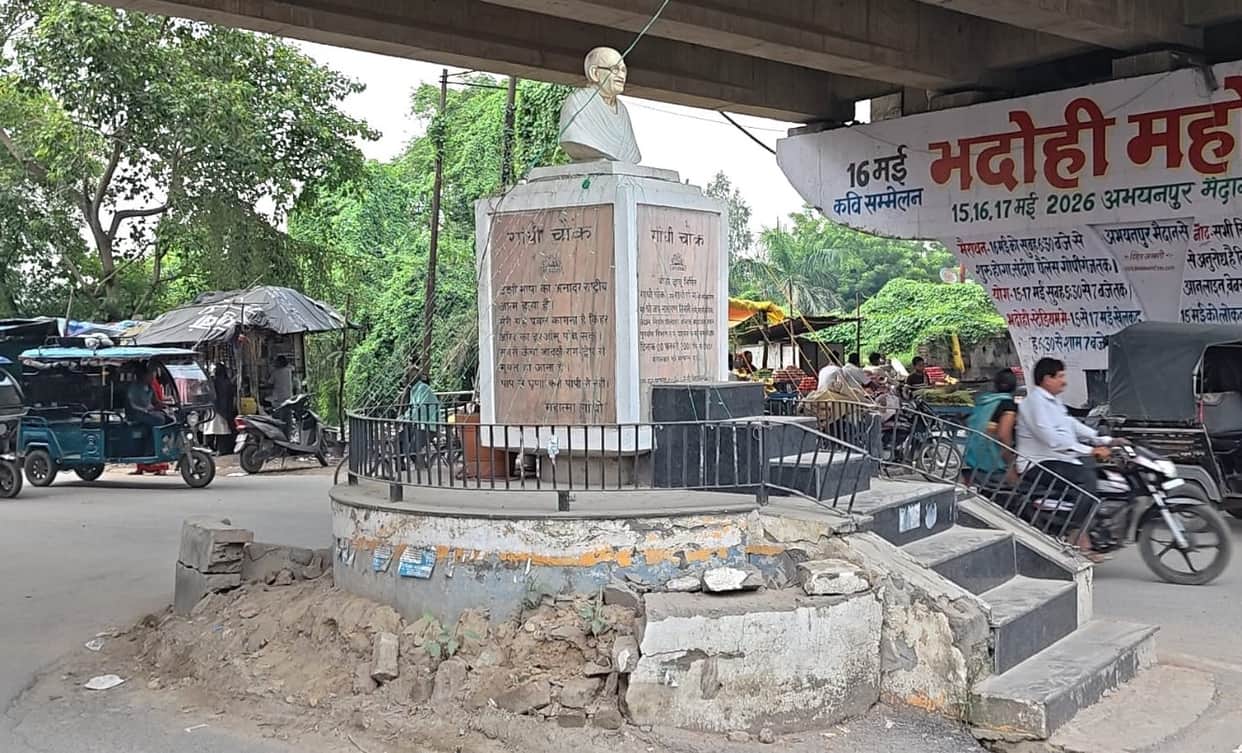 Plinths of statues of great figures are broken; surroundings are littered with filth.