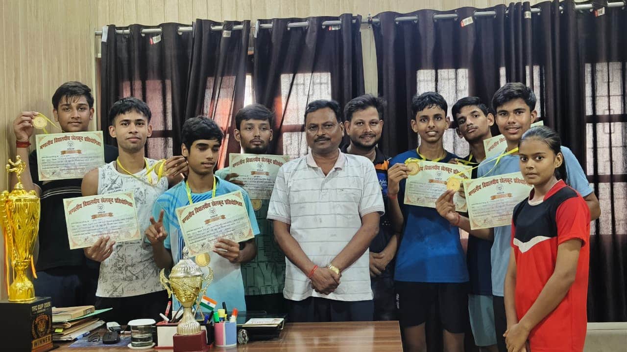 बरेली में डोरी लाल स्टेडियम में मंडलीय बैडमिंटन प्रतियोगिता में प्रदर्शन करने वाले खिलाड़ियों 