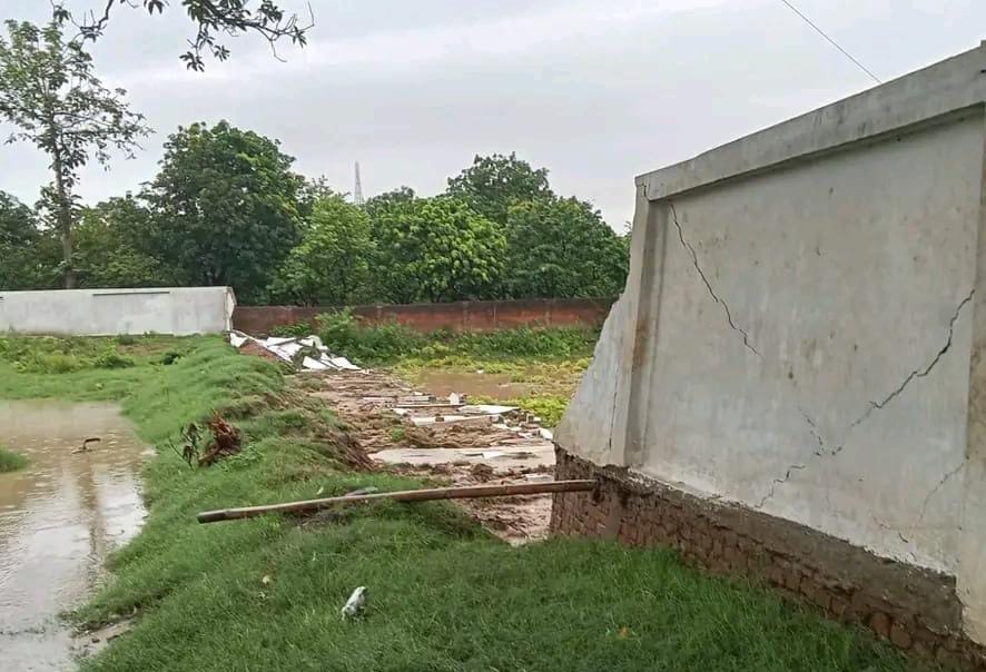 बारिश के दौरान गिरी मुंडा शिवाला की दीवार।