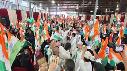 बसखारी में मुस्लिम समुदाय के साथ तिरंगा यात्रा निकालते पूर्व डिप्टी सीएम दिनेश शर्मा। स्रोत आय