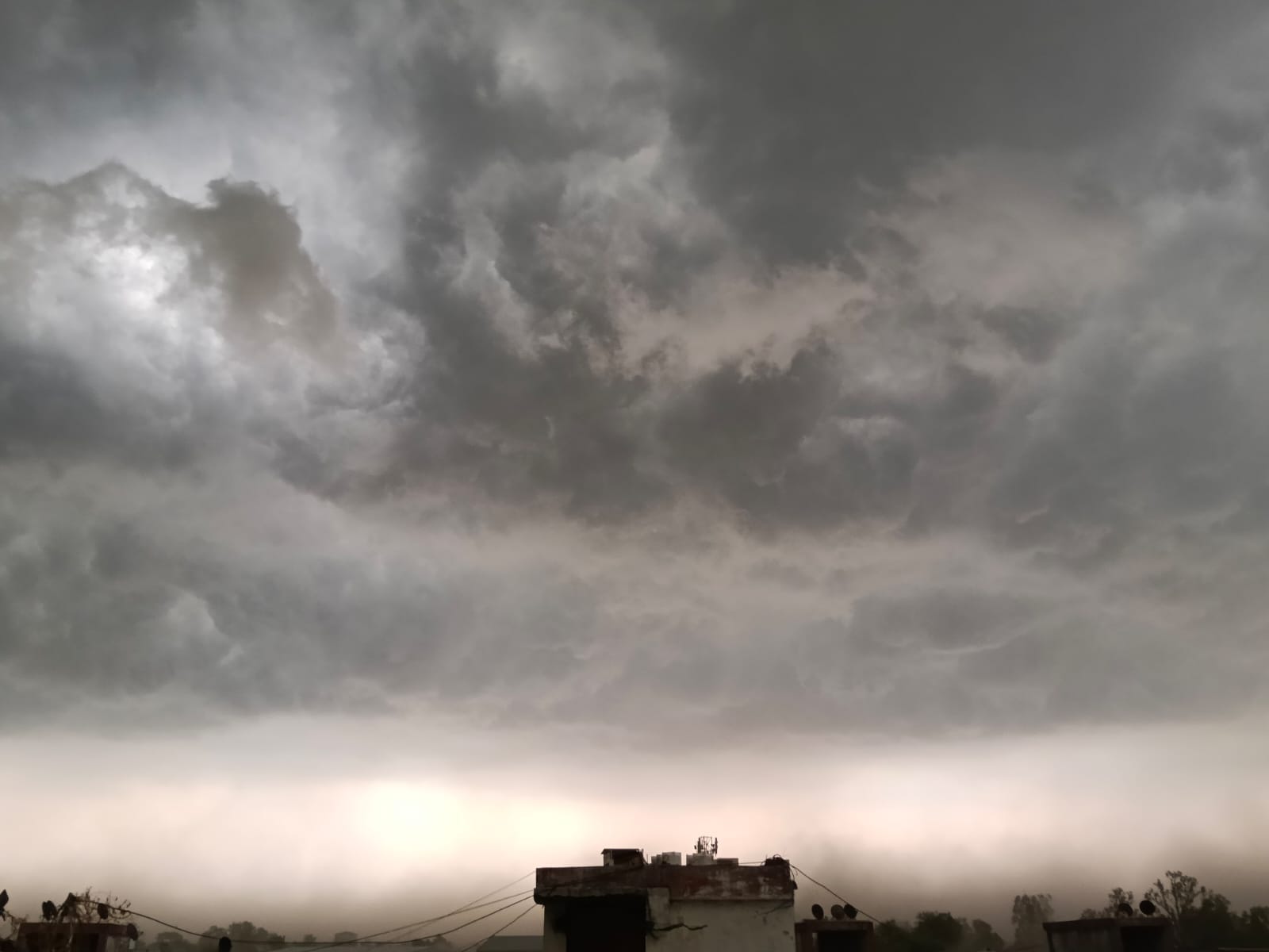  बदली छाई तो घिर आए काले बादल: संवाद