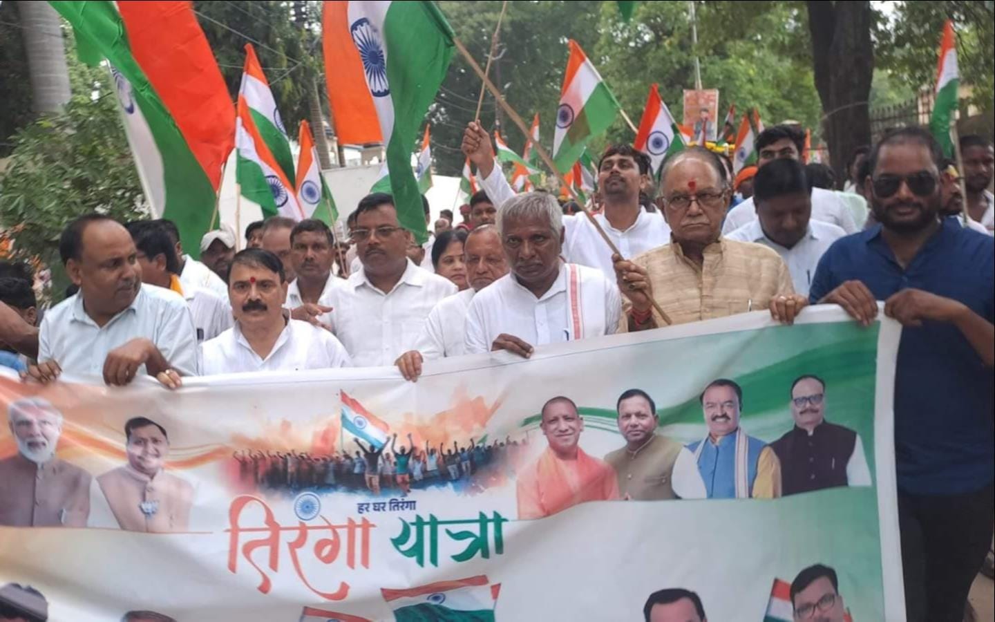चकिया में तिरंगा यात्रा में शामिल भाजपा विधायक कैलाश आचार्य। संवाद