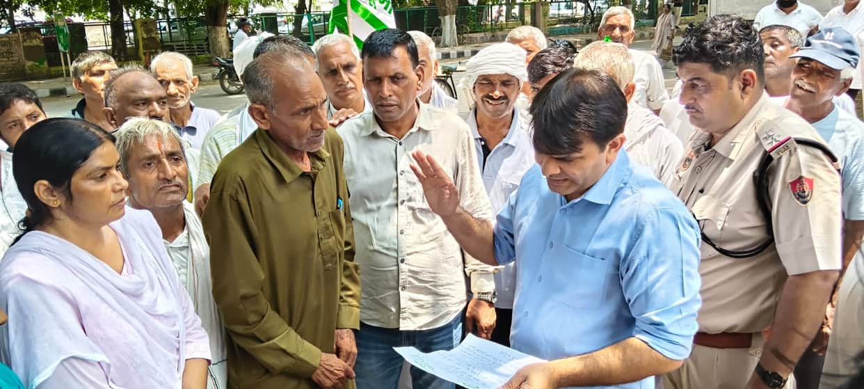 Farmers troubled by waterlogging staged a protest.