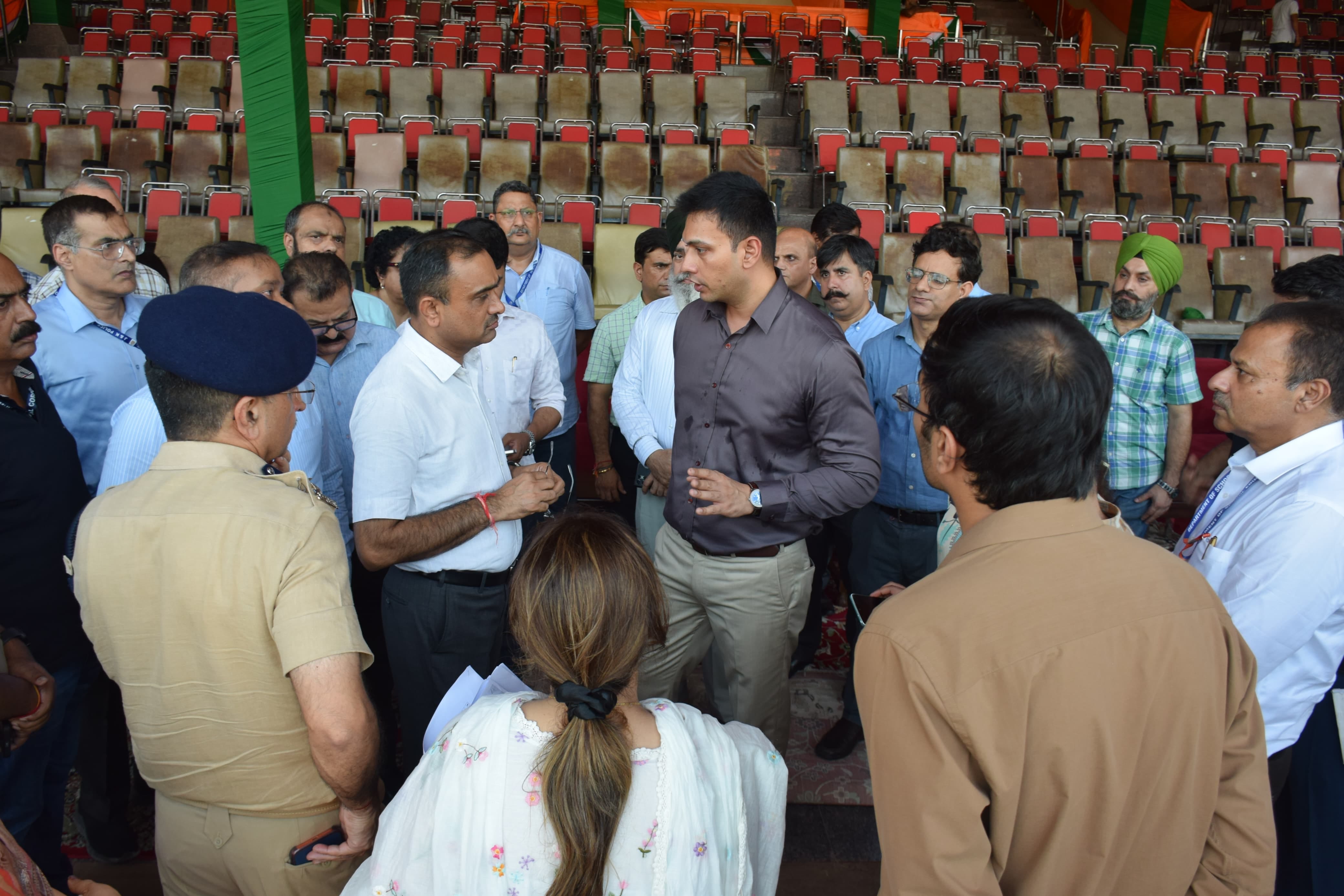 एमए स्टेडियम में अपने दौरे के दौरान अधिकारियों को निर्देश देते संभागीय आयुक्त स्रोत सूचना विभाग