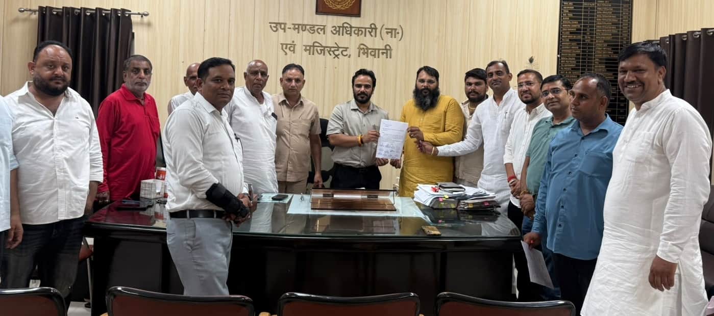 एसडीएम भिवानी को मांग पत्र सौंपते नगर परिषद के पार्षद व चेयरपर्सन प्रतिनिधि।