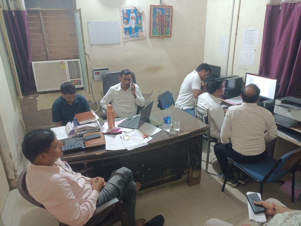 Hamirpur News: तीन सदस्यीय टीम ने एसडीओ ऑफिस में कंप्यूटर का डाटा खंगाला
