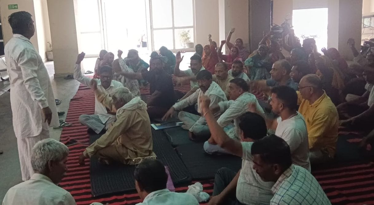 फोटो 12जेएनडी11-नगर परिषद कार्यालय में चल रहे धरने पर रोष प्रकट करते सफाई कर्मचारी। स्रोत कर्मच