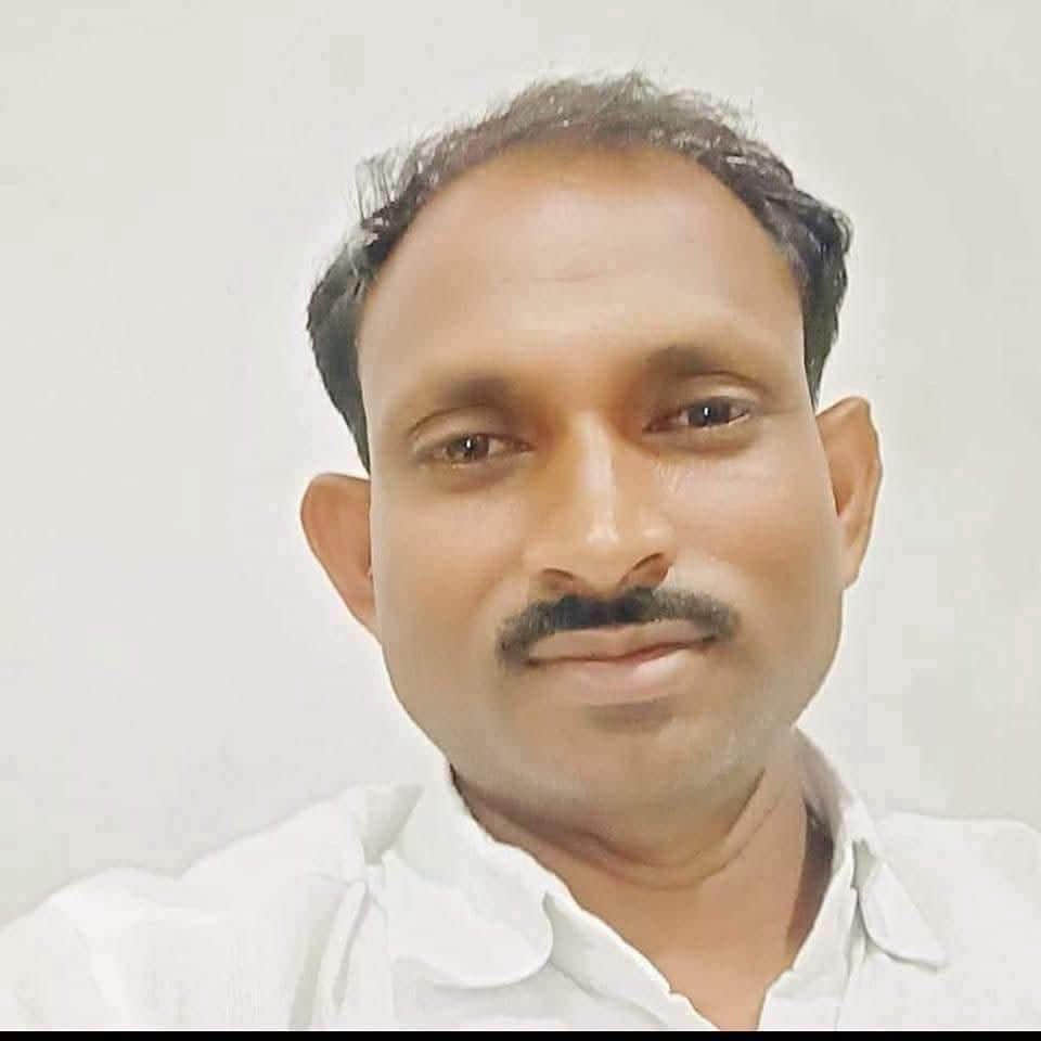 Teacher husband dies after being hit by e-rickshaw; wife injured.