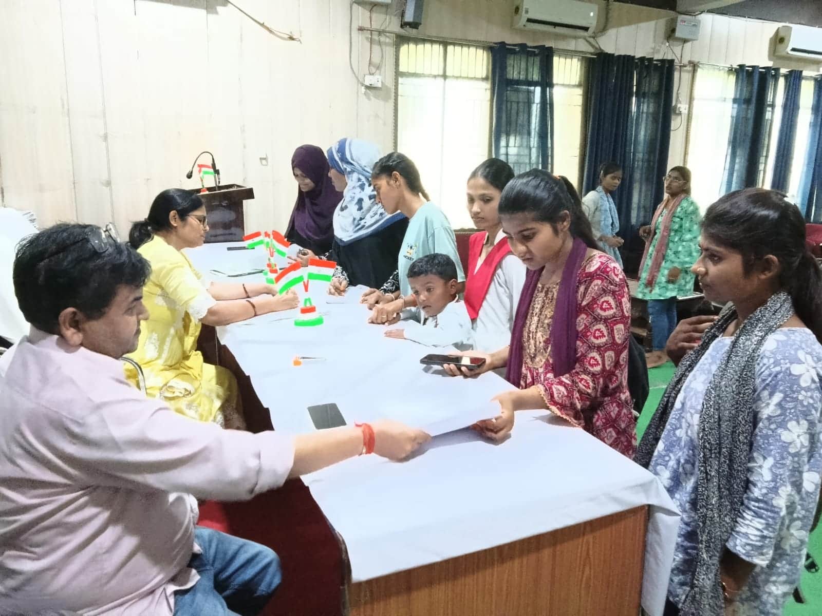 फोटो-14- महिला महाविद्यालय के सभागार में एडमिशन करातीं छात्राएं। संवाद