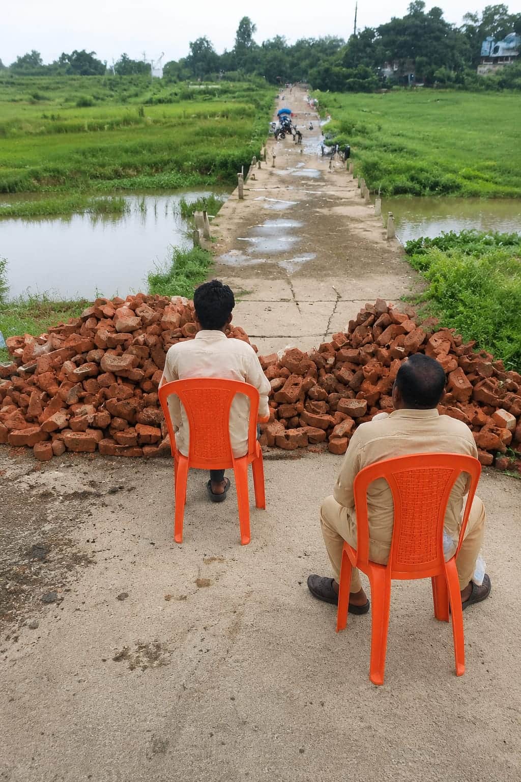 फोटो-20-ईंटे डालकर बाधित किया गया क्षतिग्रस्त रपटा पुल का रास्ता। संवाद