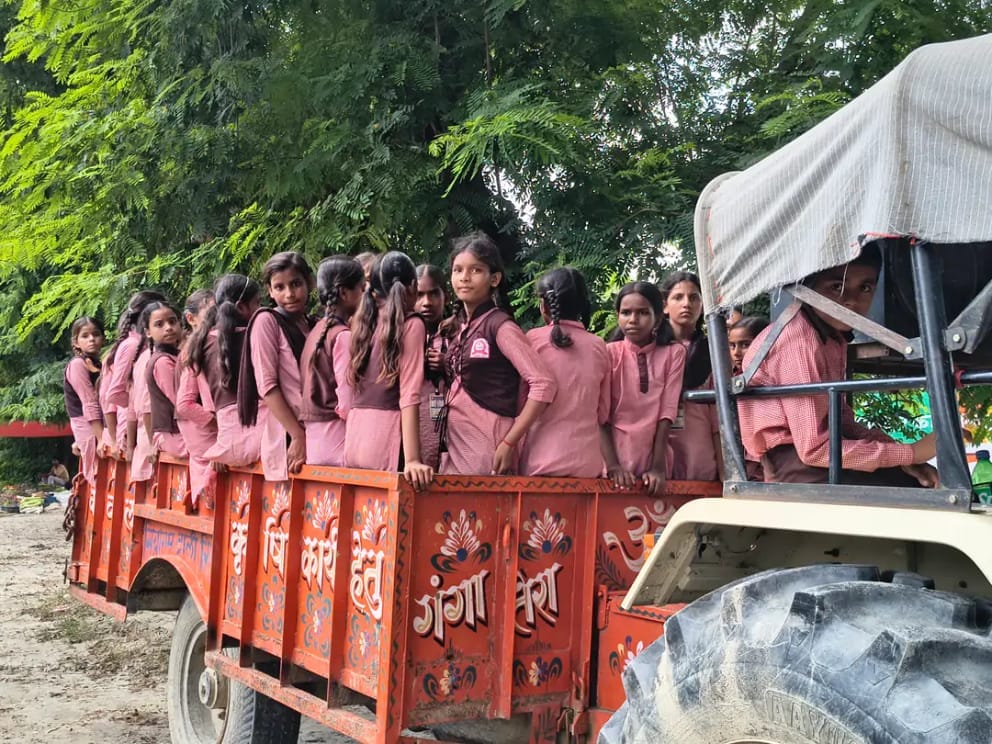 फोटो-30 ट्रैक्टर-ट्रॉली में बैठे जूनियर हाईस्कूल बिरसिंहपुर के बच्चे। स्रोत: जागरूक पाठक